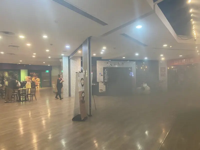 ▲嘉義市家樂福博愛路店美食街的知名餐廳11日晚間發生火警，現場濃煙密布，所幸火勢由員工第一時間撲滅，用餐民眾也緊急疏散，無人員受傷。（圖／民眾提供）