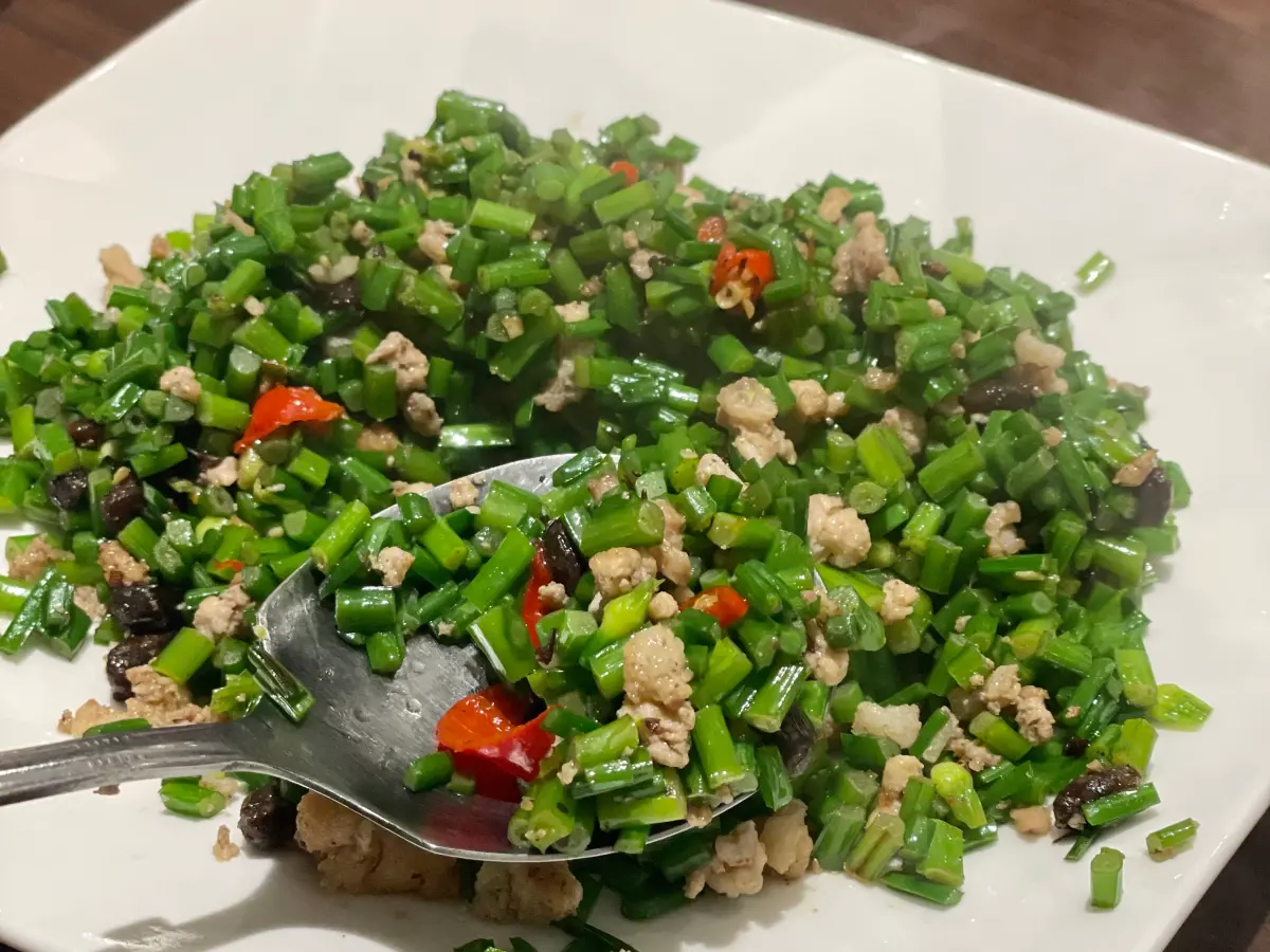 ▲花娘小館的蒼蠅頭曾被黃仁勳大力稱讚過，還來不及拍照就已被挖走一大杓，足見其魅力。（圖／記者葉盛耀攝）