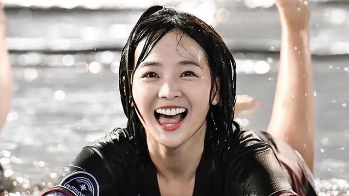 ▲籃籃遇到暴雨延賽，結果竟和其他樂天女孩一同滑水作樂，還自嘲「走光了」，讓粉絲興奮嗨喊：「好想一起玩。」（圖／籃籃IG）