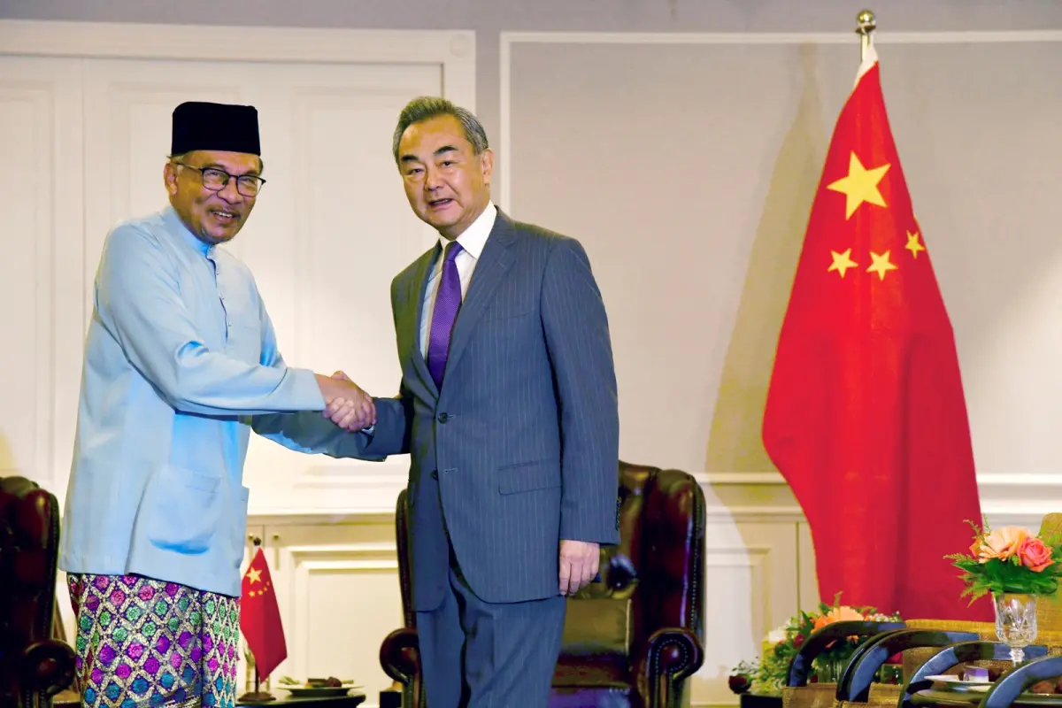 ▲中國外交部長王毅（右）在訪問新加坡與馬來西亞期間，直接點名美國等勢力在興風作浪，盼菲律賓恪守以往達成的共識。（圖／美聯社／達志影像）