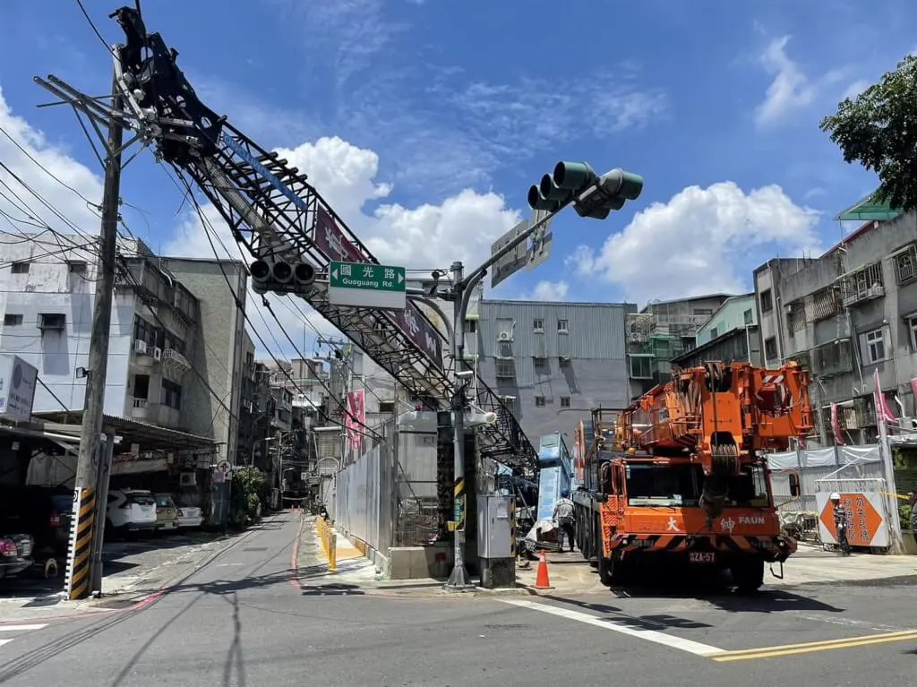 ▲新北市永和區國光路與豫溪街交叉路口，12日上午發生吊車吊臂砸到電桿事故，台電立即到場搶修。（圖／民眾提供）