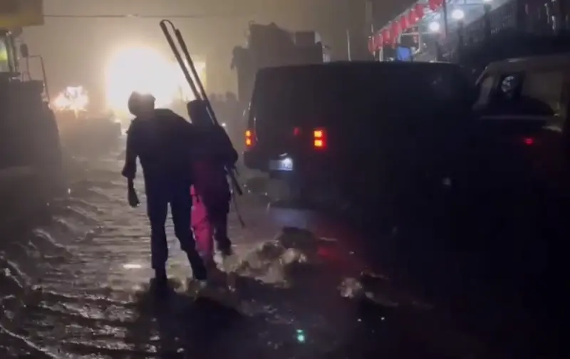 ▲受大暴雨影響，中國西安市喂子坪村發生土石流災害，現已致2死，16人失聯。（圖／擷取自央視新聞影片）