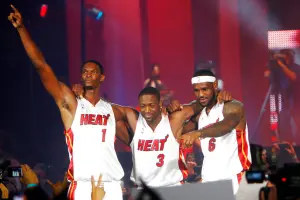 NBA／Wade入選籃球名人堂詹皇轉發影片！高喊「熱火國度」
