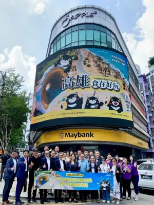 ▲大馬最大旅遊業者蘋果旅遊特地安排於該公司辦公大樓電視牆播放「高雄食在好玩」主題形象。(圖/高市府觀光局提供) ▲大馬最大旅遊業者蘋果旅遊特地安排於該公司辦公大樓電視牆播放「高雄食在好玩」主題形象。(圖/高市府觀光局提供)