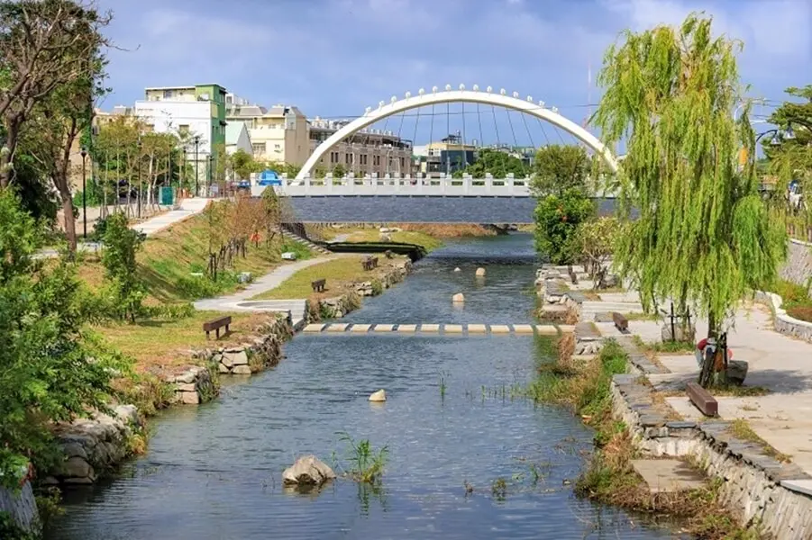 ▲水利署12日表示，有關媒體報導前瞻計畫整治反而使河川污染變高應為誤解，主因是今年1至5月降雨量比去年同期減少約一半，導致河川基礎流量及涵容能力降低；圖為鹿港溪。（圖／取自水利署網頁）