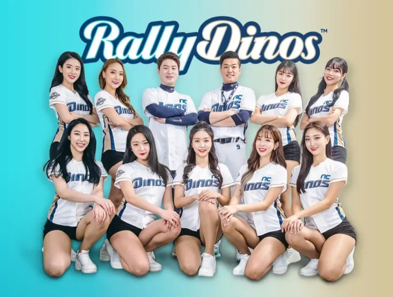 ▲中信兄弟邀請韓職NC恐龍啦啦隊「Rally Dinos」來台開球。（圖／取自推特@ArrickJoel）