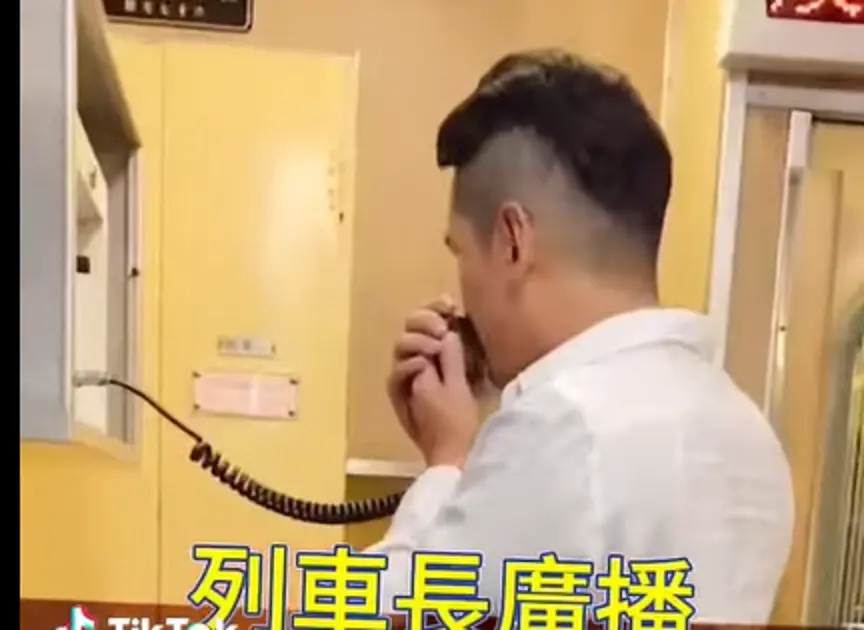 ▲有民眾在台鐵兩鐵列車上，為了拍攝TikTok影片，竟拿起廣播器冒充列車長進行惡搞。（圖／臉書台灣便當管理局-附屬鐵路部）
