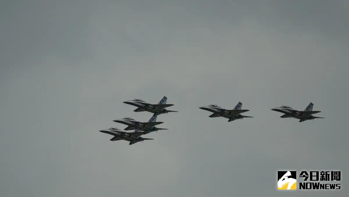 ▲空軍清泉崗基地開放，5架勇鷹高教機衝場表演。（圖／記者呂炯昌攝，2023.08.12）