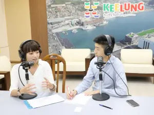 基隆Podcast邀請諮商心理師劉依函,與主持人余治明對談討青少年的感情問題。(圖 /基隆市政府提供) ▲基隆Podcast邀請諮商心理師劉依函,與主持人余治明對談討青少年的感情問題。(圖 /基隆市政府提供)