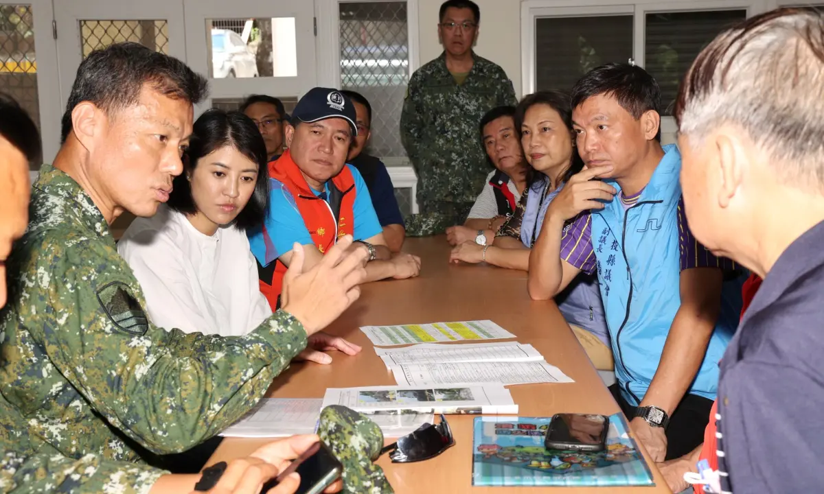 ▲許淑華今視察災民收容所運作情形、聽取軍方指揮官意見。（圖／南投縣政府提供，2023.08.12）