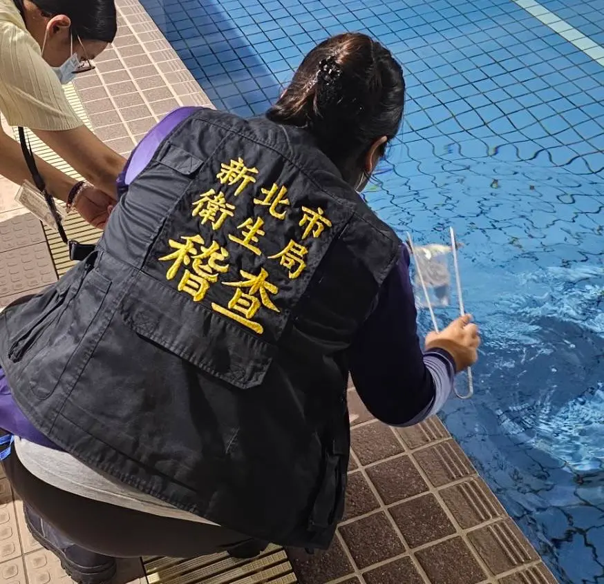 ▲針對女子染食腦變形蟲身亡，新北市衛生局稽查31家戲水業者發現5家餘氯不合格，要求限期改善及複驗。（圖 ／新北市政府衛生局提供）