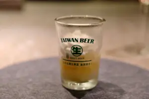 ▲整套餐以啤酒杯裝盛的白啤冰沙開場，一開始就有十足台灣味。（圖／記者葉盛耀攝）