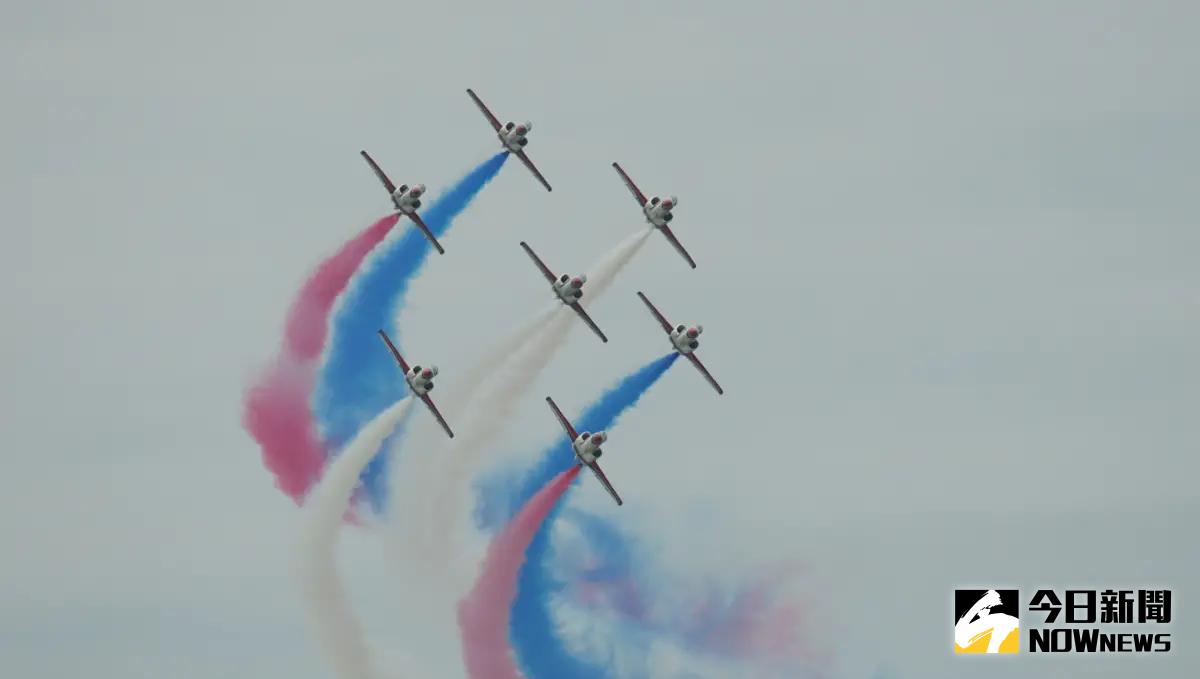 ▲空軍台中清泉崗基地12日舉行航空嘉年華活動，雷虎特技小組表演。(圖／記者呂炯昌攝，2023.08.12)