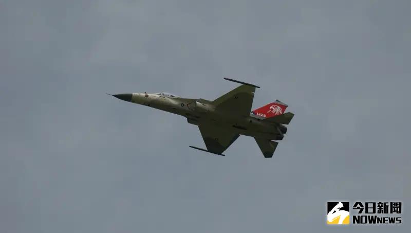 ▲清泉崗基地開放,IDF經國號戰機空中性能表演科目。(圖/記者呂炯昌攝)