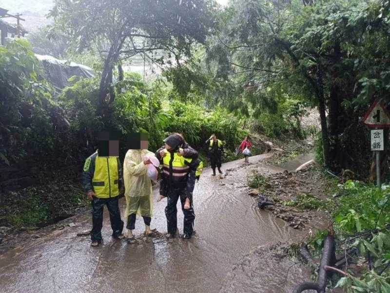 ▲受卡努颱風影響，南投縣仁愛鄉日前暴雨成災，1名90歲婦人因行動不便受困工寮，南投縣警察局2名員警徒步前往救援，揹著老婦走了3公里到安全處避難。（圖／翻攝畫面）