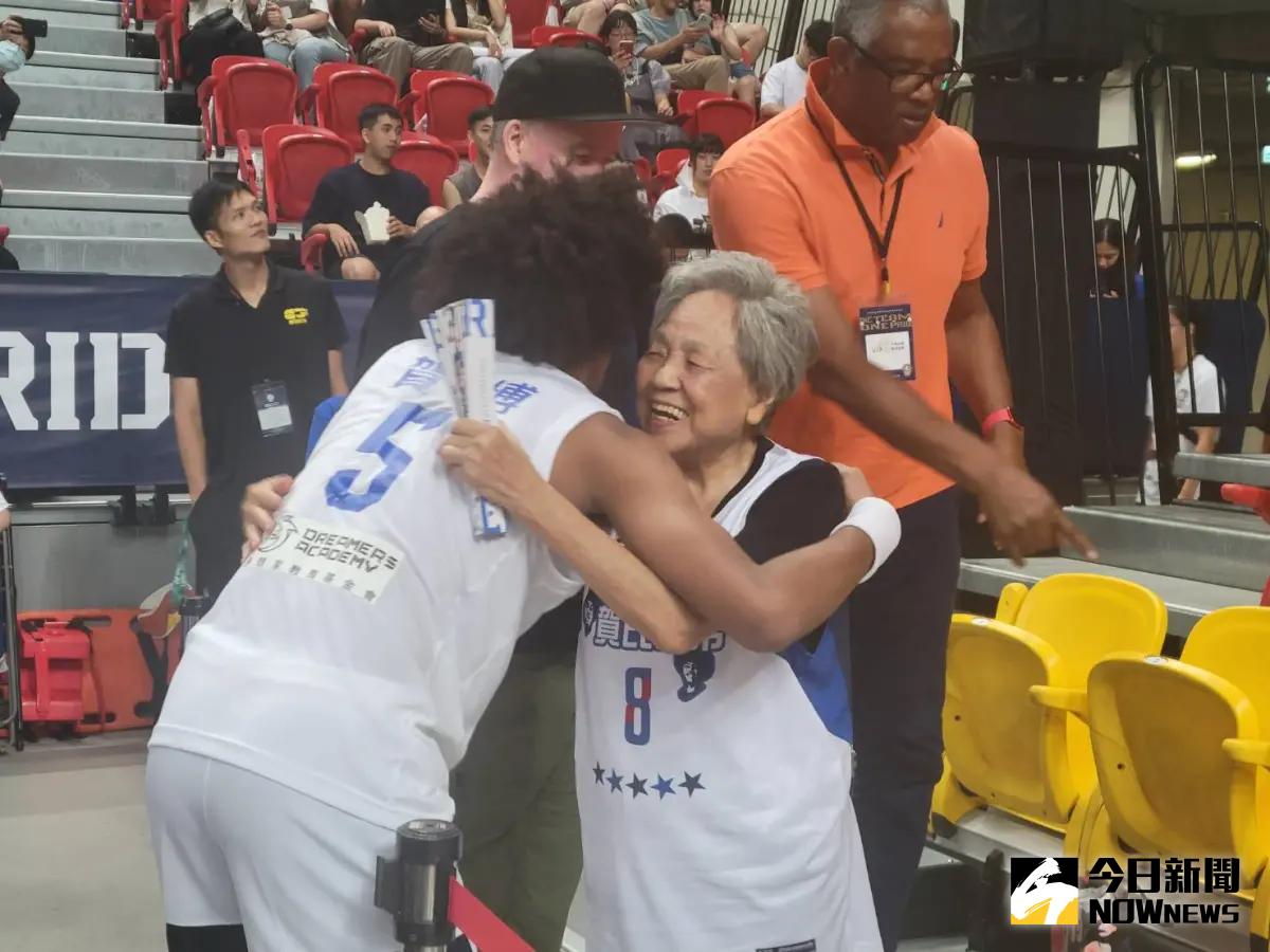 ▲台美混血球員賀博完成瓊斯盃首秀，賽後他擁抱自己的外婆。（圖／黃建霖攝）