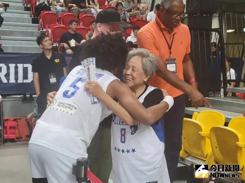 ▲台美混血球員賀博完成瓊斯盃首秀，賽後他擁抱自己的外婆。（圖／黃建霖攝）