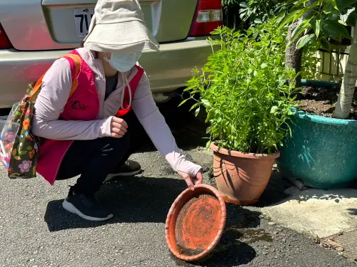 竹市登革熱 ▲衛生局提醒,近期受鋒面影響,傍晚容易出現豪大雨,易使積水場域及容器增加,提高病媒蚊孳生的機會。(圖/新竹市政府提供)