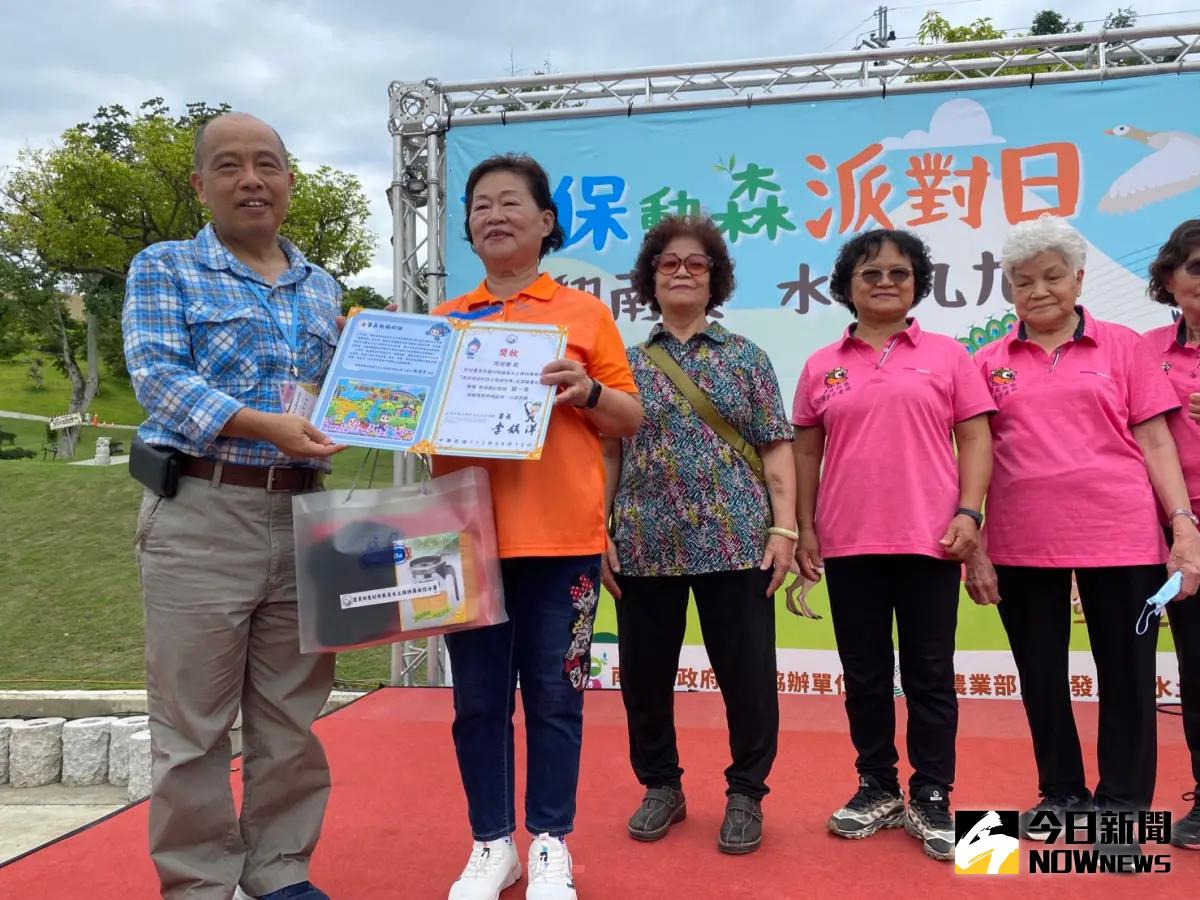 ▲來自雲林的70歲阿嬤周淑華(左二），在防災異想水保繪畫比賽中，獲得老頑童彩繪組第一。（圖／記者金武鳳攝，2023.8.12)