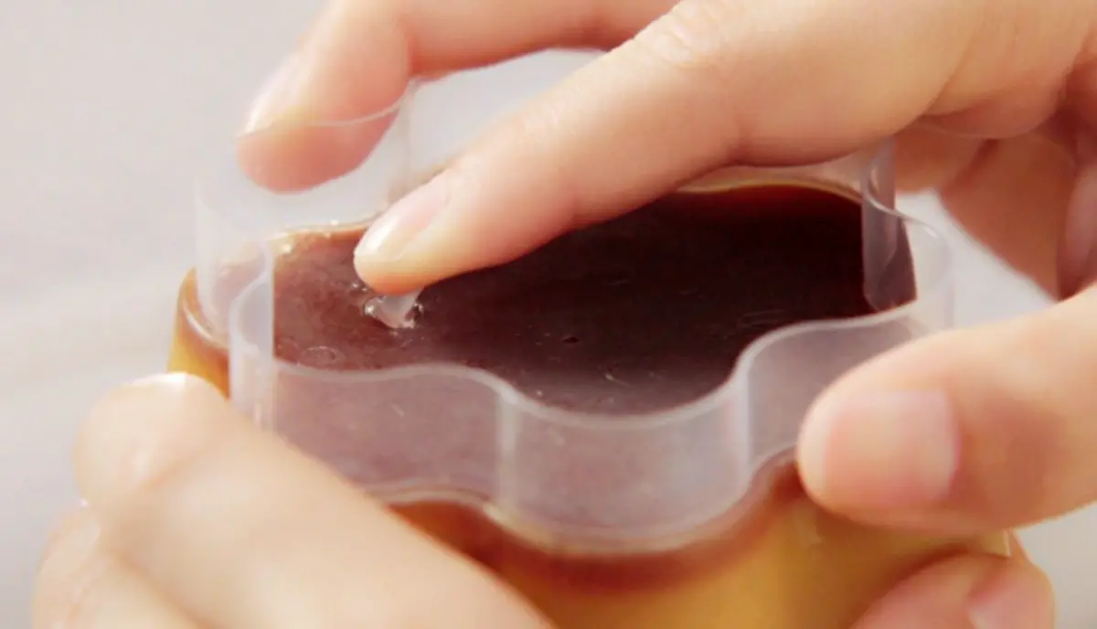 ▲日本有一款布丁竟暗藏秘密開關，特殊開法影片每過一段時間，都會在網路上引發各國網友話題。（圖／翻攝江崎グリコ株式会社）