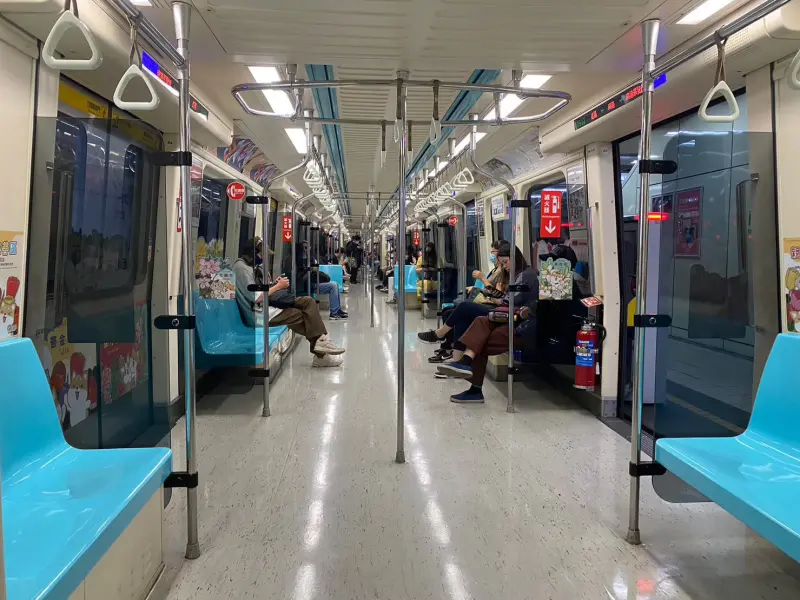 ▲台北捷運對於許多上班族來說，已經是每天通勤必搭的大眾工具。（圖／記者徐銘穗攝）