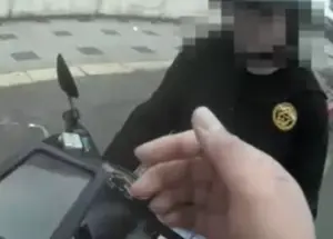 男騎士半路遭攔檢!見警心虛扯忘記姓名 下秒被搜到毒品咖啡包