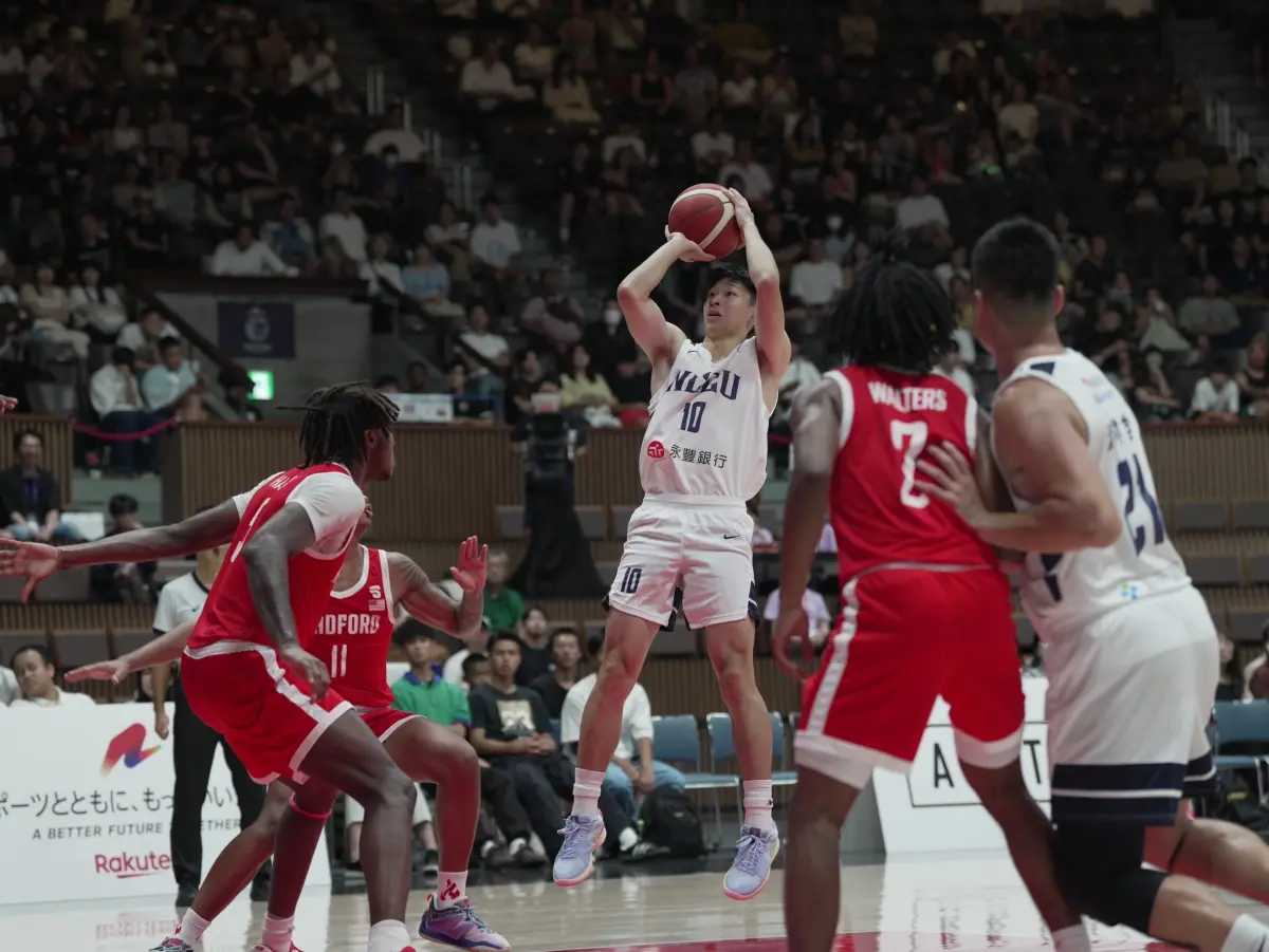 ▲政大雄鷹昨（12）日在日本東京舉行的WUBS世界大學籃球系列賽4強戰以79:75擊敗美國NCAA一級球隊瑞德福大學（Radford），攻下22分的宋昕澔是贏球的最大功臣。（圖／政大雄鷹提供）