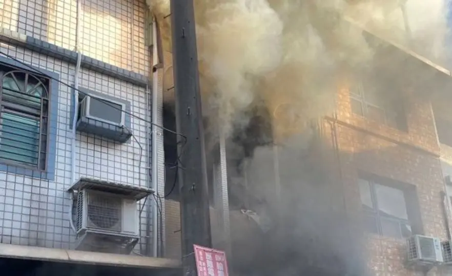 ▲13日清晨，桃園市平鎮區廣豐街一棟3層樓透天民宅發生火警，火勢約在30分鐘內鋪滅，消防人員於1樓客廳內發現一名焦屍，經調查確認，其身分為70歲的曾姓男屋主。（圖／翻攝畫面） 