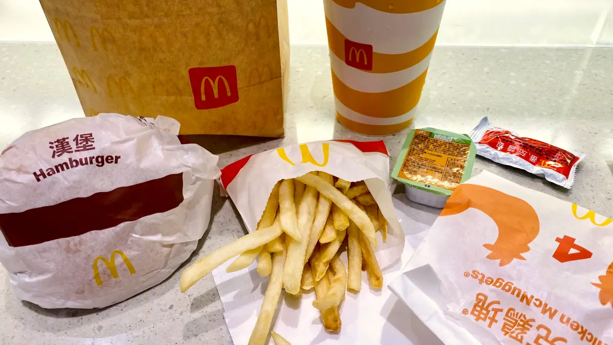 ▲學生開學速食優惠！麥當勞、摩斯「買一送一」，肯德基「7塊炸雞桶」299元，必勝客「披薩＋薯金幣＋飲料」99元；拿出學生證頂呱呱薯球免費吃、21風味館香草烤雞腿85折。（圖／記者蕭涵云攝）