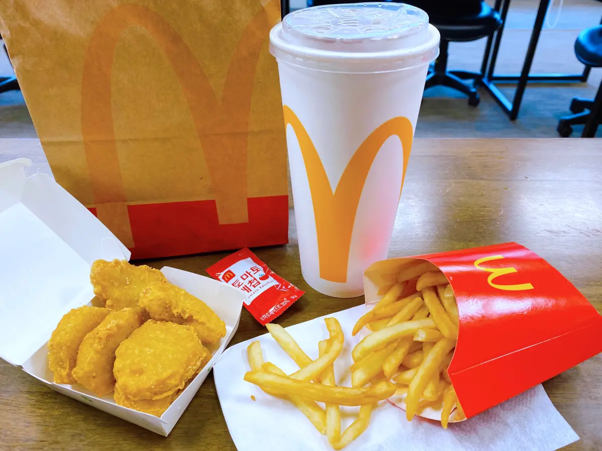 ▲台灣麥當勞今起漲價換菜單「最多貴6元」！同時開吃「1＋1星級點」調降69元；漲跌價格一次整理。剛推出冬至應景「麻油雞呱呱包」的頂呱呱，週三會員日呱呱啵啵球「買一送一」。（圖／記者蕭涵云攝）