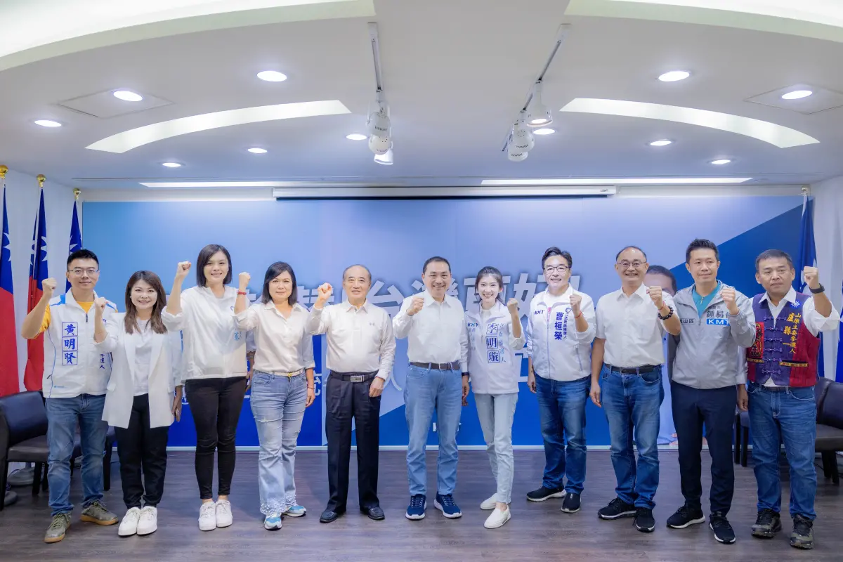 ▲侯友宜南下高雄並於今上午合體王金平、黃昭順，及高屏地區黨籍立委參選人展開便當會；侯友宜盼未來政策與議題互相配合，母雞小雞綁一起，絕對可以從南部往北拓展。（圖／侯友宜競選工作室提供）