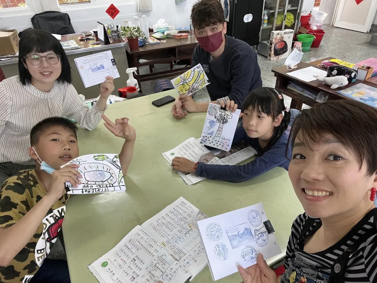 ▲台南市麻豆國小教師武君怡前往台南市仙草實驗小學及二溪國小進行教學訪問，將繪本與遊戲帶入課程中，抓住學生專注度。（圖／教育部提供）