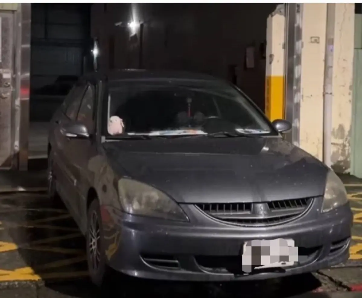 ▲高雄楠梓區私人停車場深夜遭路霸擋出入口，警方依道路交通管理處罰條例第56條1項5款在顯有妨礙其他人、車通行處所停車，處新臺幣600-1200罰鍰。（圖／楠梓分局提供）