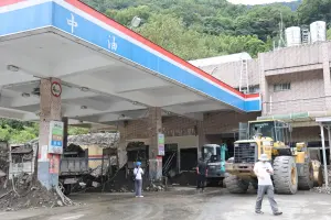 為風電中心祈福 陳建仁:太陽北風吵來吵去沒意思、合作會更好 ▲中央與地方全力投入南投災後重建工作,被土石流淹沒的南豐加油站今已重現。(圖/南投縣政府提供,2023.08.13)