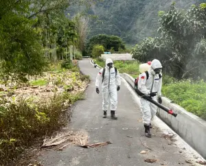 出席風電運維祈福 陳建仁:太陽北風吵來吵去沒意思、合作會更好 ▲國軍化學兵在南投支援清潔消毒工作(圖/南投縣政府提供,2023.08.13)