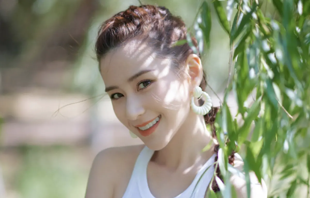 ▲何超蓮日前才和竇驍在峇里島舉行世紀婚禮，近日她在節目上罕見提起舊愛，坦言自己曾陷在嚴重內耗的感情中，為此感到十分懊悔。 （圖／翻攝自何超蓮微博）