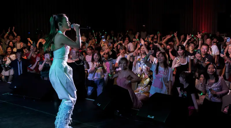 ▲▼丁噹在美國開唱，台下粉絲暴動。（圖／相信音樂提供）