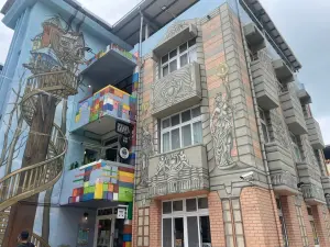 ▲職人町建築外觀是網美打卡景點,連三棟建築物上的彩繪大圖,相當吸睛。(圖/經濟部商業司提供) ▲職人町建築外觀是網美打卡景點,連三棟建築物上的彩繪大圖,相當吸睛。(圖/經濟部商業司提供)