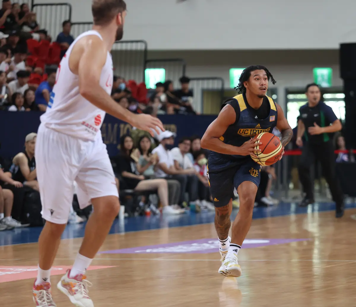 ▲加州州立大學爾灣分校（UC Irvine）在威廉瓊斯盃以109:49戰勝阿拉伯聯合大公國，球隊後衛Pierre Crockrell II本場攻下10分6助攻。（圖／籃協提供）