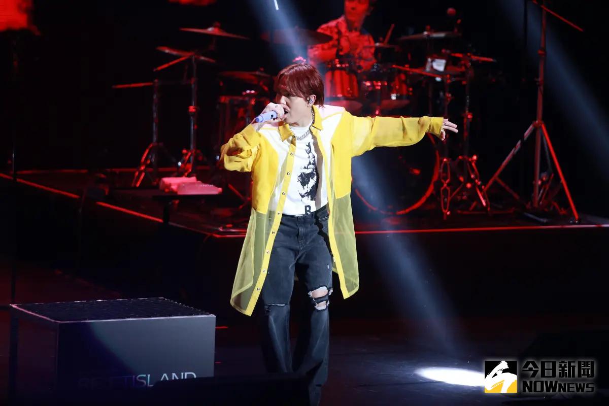 ▲粉絲排字「今天開始是第一天」告白FTISLAND，卻被主唱李洪基打槍。（圖／記者葉政勳攝）