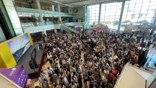▲香港首富李嘉誠創辦的長江實業,以市場7折價格出售旗下位於香港九龍的新建案「親海駅II」,12日銷售現場人龍繞了一圈又一圈。(圖/翻攝香港買點樓臉書) ▲香港首富李嘉誠創辦的長江實業,以市場7折價格出售旗下位於香港九龍的新建案「親海駅II」,8月12日銷售現場人龍繞了一圈又一圈。(圖/翻攝香港買點樓臉書)