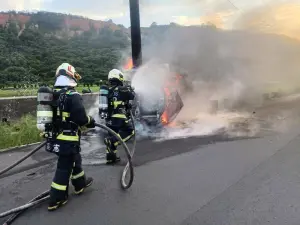 台中外埔驚悚車禍！轎車自撞電杆後起火　男駕駛受困慘成焦屍
