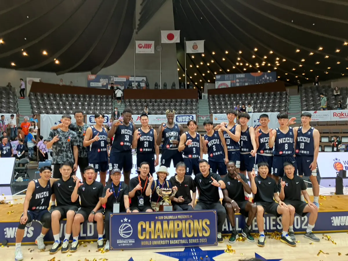 ▲政治大學今（13）日在日本東京舉行的WUBS世界大學籃球系列賽冠軍戰，面對地主日本白鷗大學，靠著當家中鋒莫巴耶攻下30分，終場以90:84取勝。（圖／政大雄鷹提供）