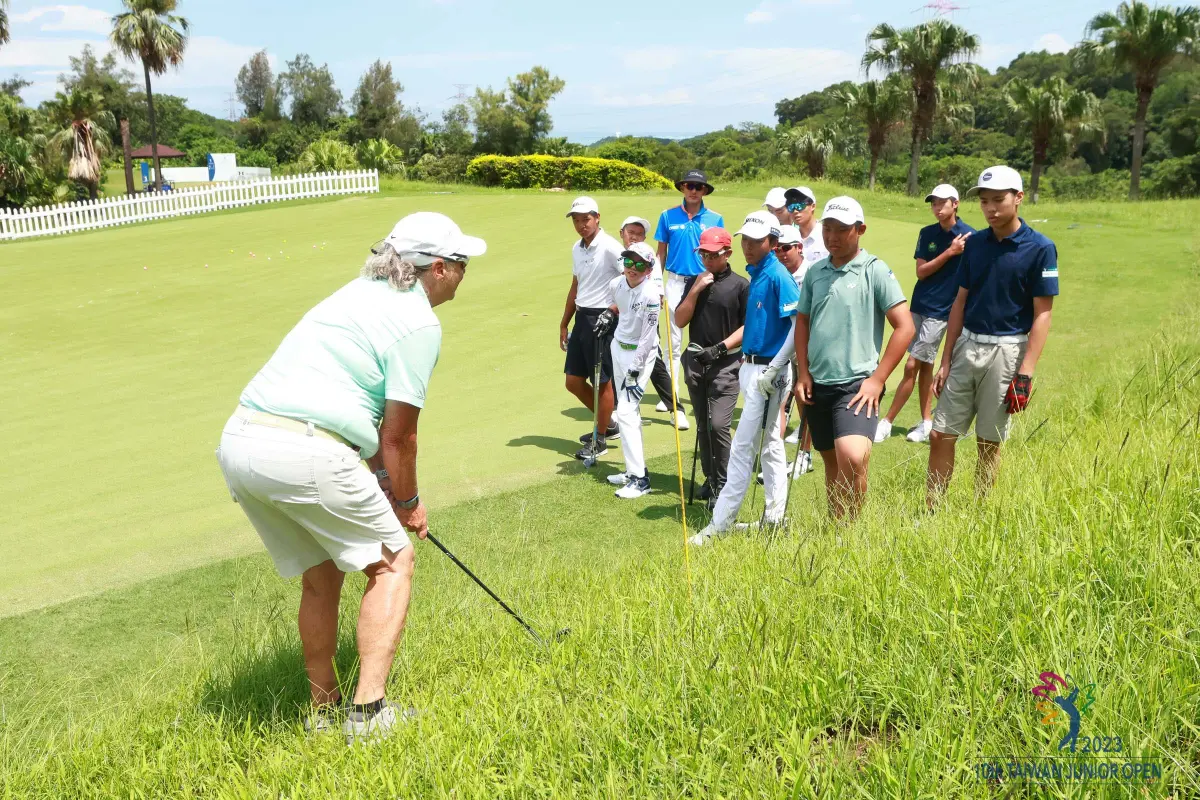 ▲NCAA一級美國大學高爾夫教練BETTY 指導學員短桿技巧(官方提供)