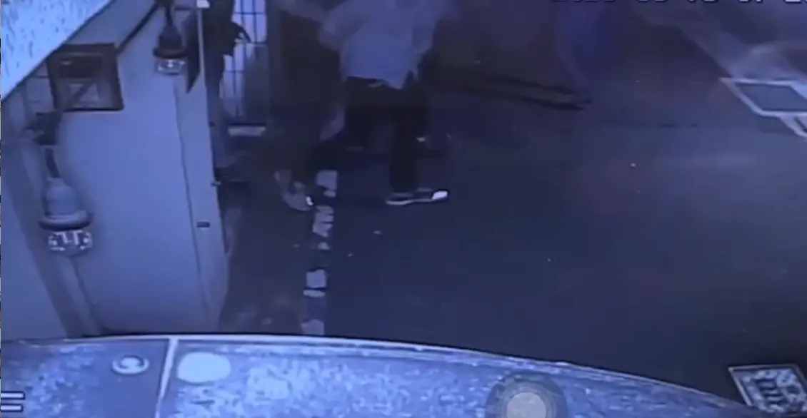 ▲張立昂酒後失態，遭警方上銬帶返所裡保護管束。（圖／翻攝畫面）