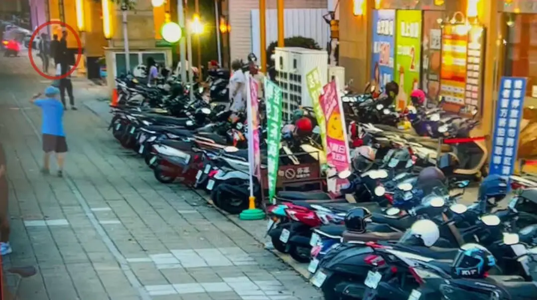 ▲本月12日晚間，高雄市鼓山區博愛二路某知名冰店，突然遭4名惡煞持棍棒、拔釘器等砸店，冰店的玻璃門、戶外盆栽都被砸毀。（圖／翻攝畫面）  