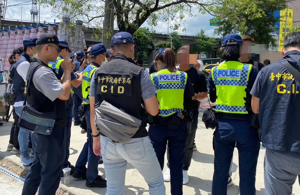 ▲台中知名朱姓酒商罹癌過世，13日在南屯區舉辦公祭，台中市警察局第四分局為防止幫派份子利用公祭進行公開活動，衍生社會負面觀感及治安衝突事件，特部署警力到場戒備，加強人車盤查。（圖／翻攝畫面）  