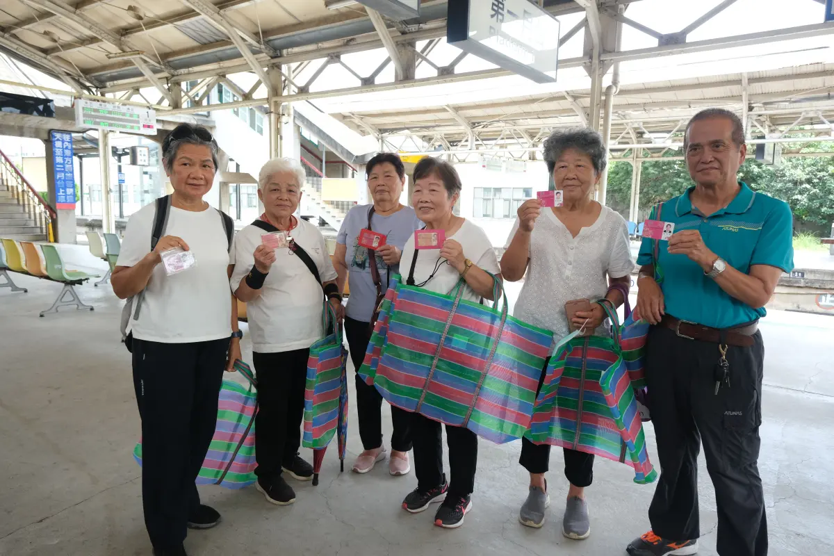 ▲歡慶祖父母節，新竹縣政府推出秀敬老愛心卡，於縣內搭乘台鐵並在車站合照就送福袋的活動。（圖／新竹縣政府提供）