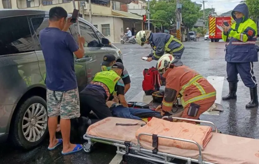 ▲彰化70歲的歲機車騎士，當時正在路口停等紅燈，不料卻突然無預警倒下，隨後遭後方休旅車、於綠燈起步時輾壓，送醫搶救宣告不治。（圖／翻攝畫面）  