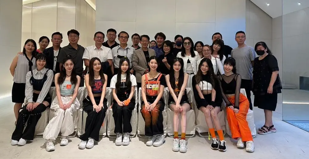 ▲昔日台中街舞舞者Donny老師與廣告商、建設業好友，砸了上億元組成MUGEN無限夢想公司，作為日光之橙9位少女最堅強的後盾。（圖／MUGEN提供）